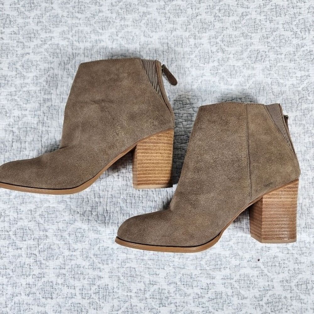 Women's Tan Suede Urban Outfitters Back Zip Ankle Bootie Size 10